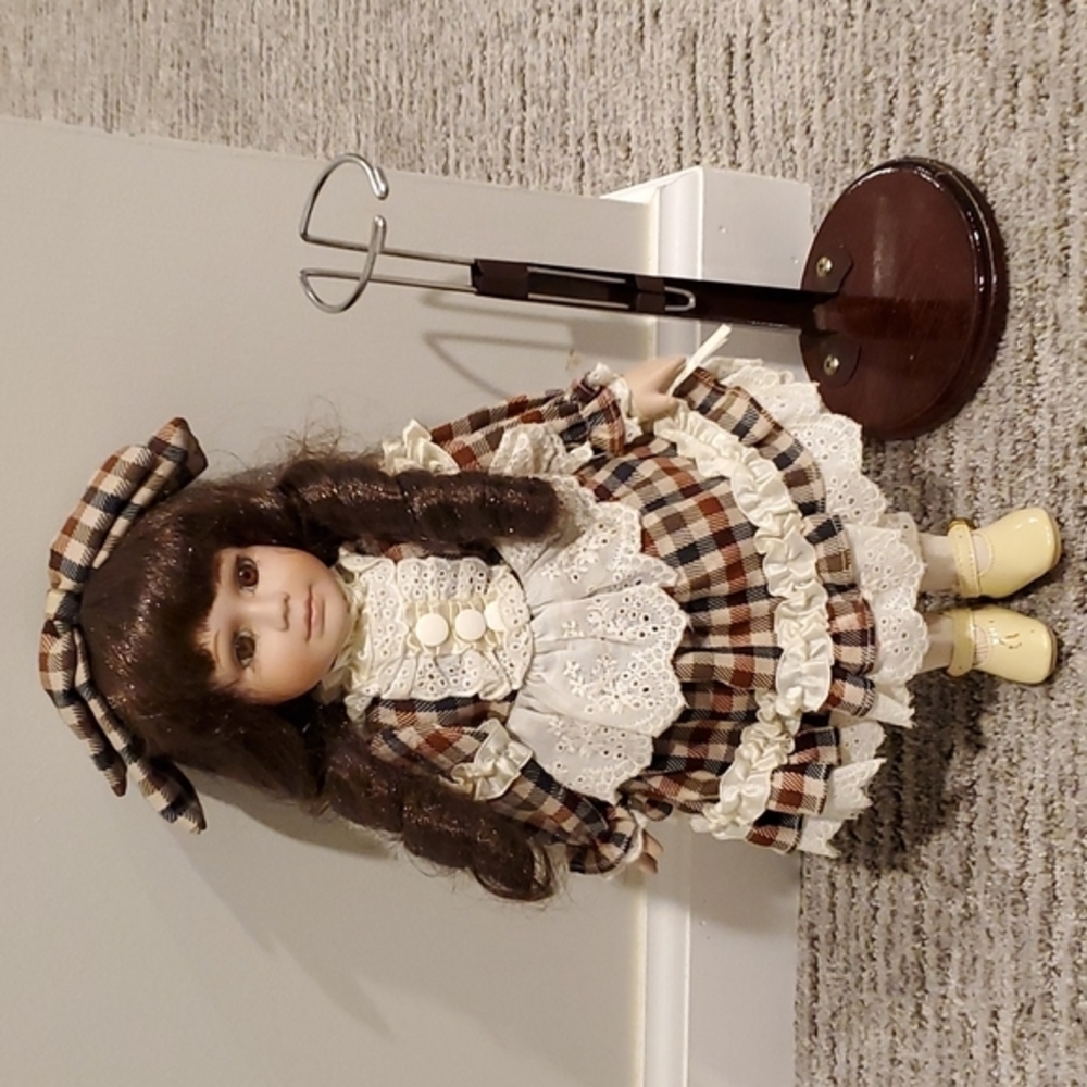 Vintage 1991 Brinn Porcelain doll - Picture 6 of 7